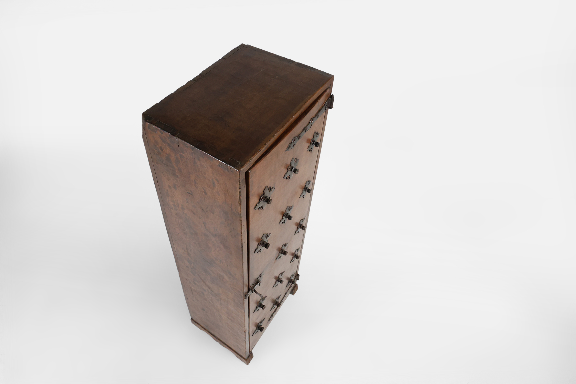 16th Century rustic cabinet in oak with ironwork, Francethumbnail